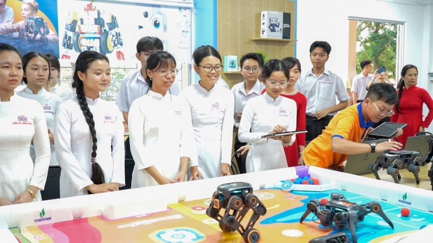 Học sinh Trường THPT Tân An (Tây Ninh) trải nghiệm mô hình robot tại phòng STEM vừa khánh thành.