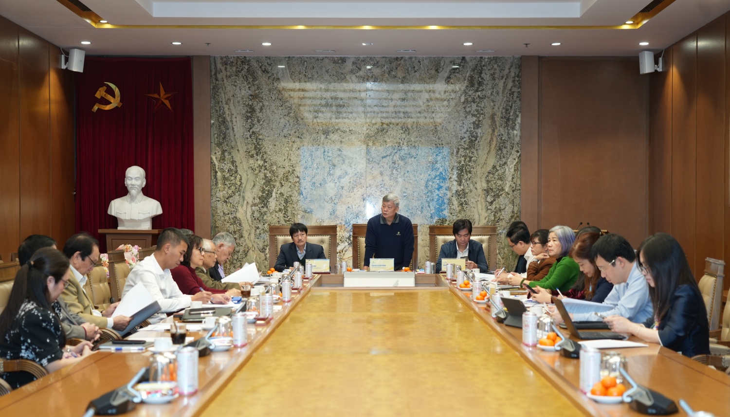 Đồng chí Hoàng Xuân Hùng, Trưởng ban LLHT Tập đoàn; đồng chí Nguyễn Mạnh Kha, Chủ tịch Công đoàn Tập đoàn, Phó Trưởng ban LLHT Tập đoàn và đồng chí Trịnh Dũng, Phó Trưởng ban, Tổng Thư ký Ban LLHT Tập đoàn chủ trì hội nghị