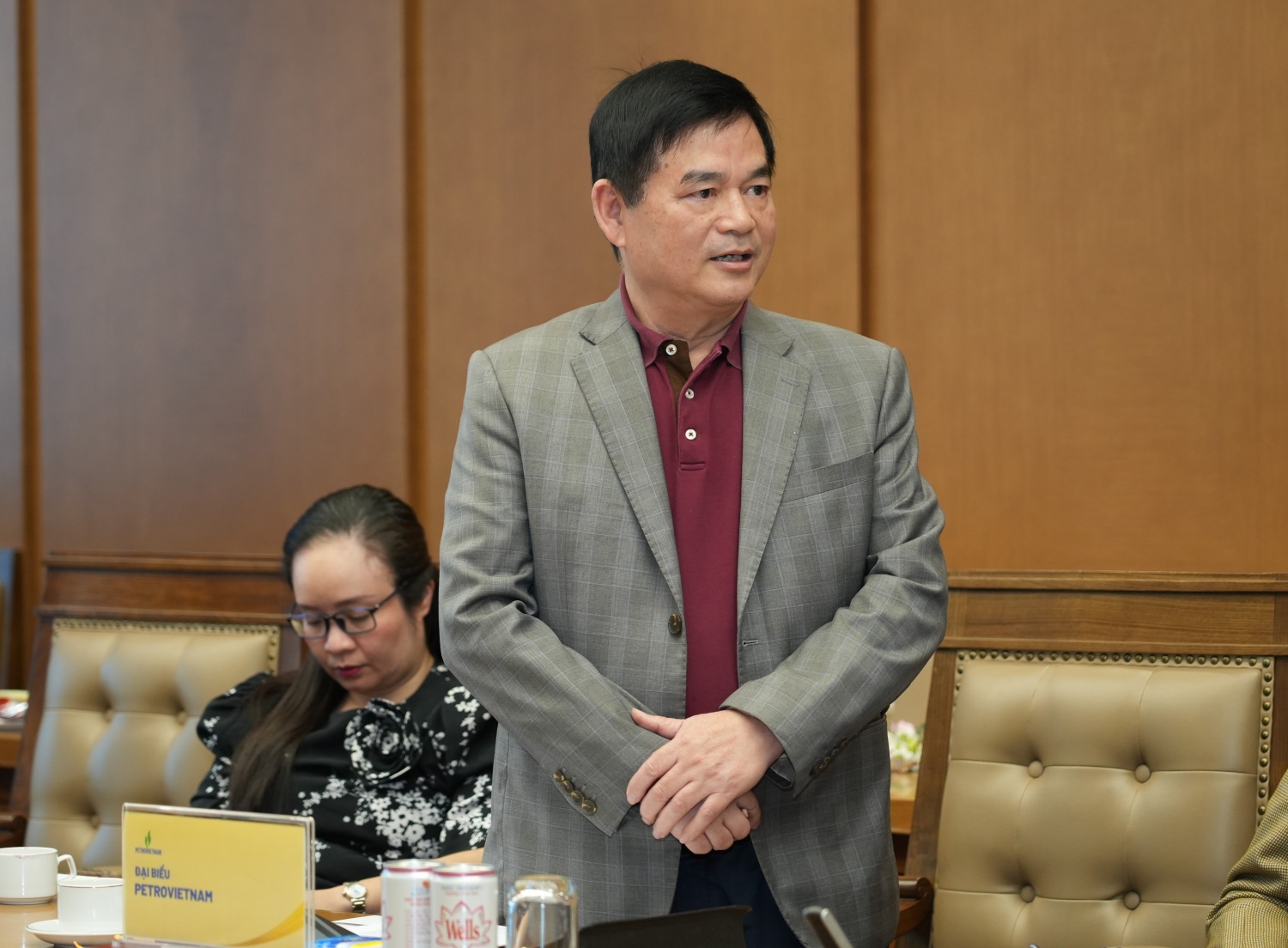 Các cán bộ hưu trí trao đổi tại hội nghị
