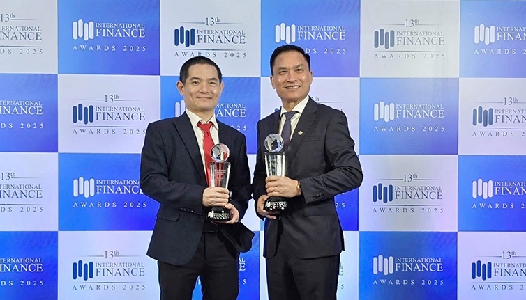 IFM vinh danh PVcomBank ở hai giải thưởng về công nghệ và trách nhiệm xã hội Ông Lê Việt Hùng – Phó Giám đốc Khối Công nghệ thông tin và ông Đỗ Đức Viên – Chủ tịch Công đoàn PVcomBank đại diện Ngân hàng nhận giải thưởng từ IFM