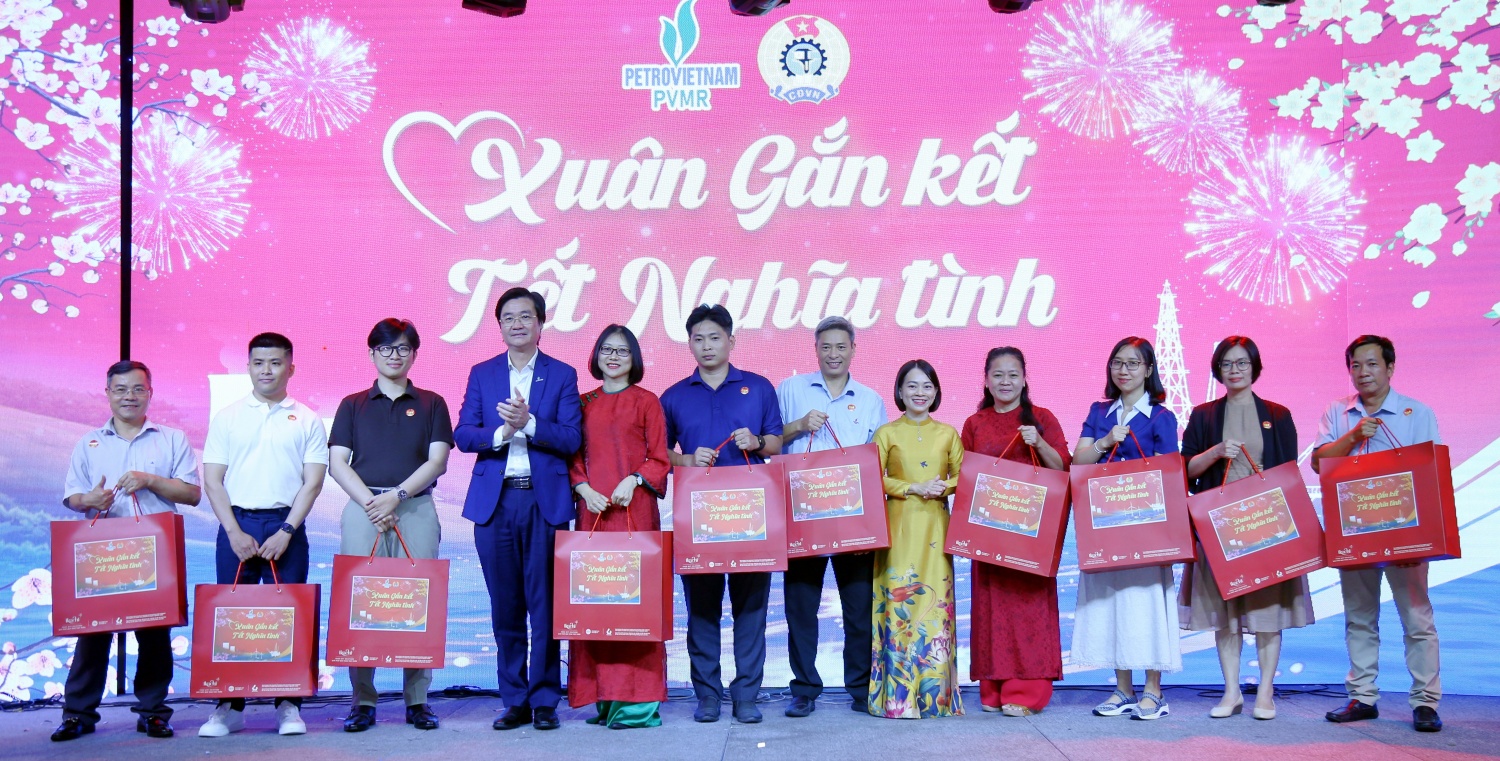Chủ tịch Công đoàn Petrovietnam Nguyễn Mạnh Kha và Chủ tịch Công đoàn PVMR Nguyễn Thị Thanh Hiền trao quà Tết cho người lao động.