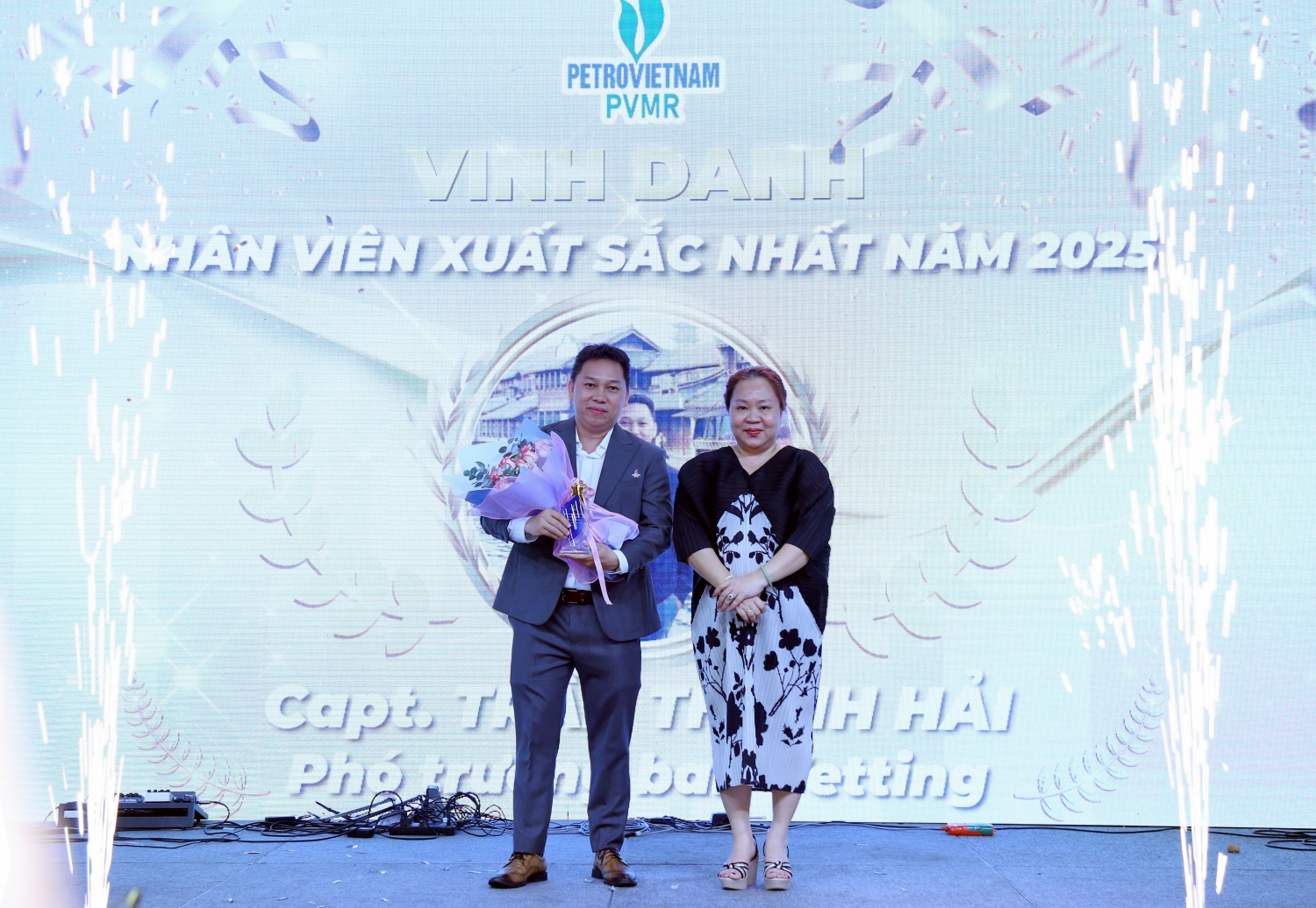 Vinh danh nhân viên xuất sắc năm 2025.