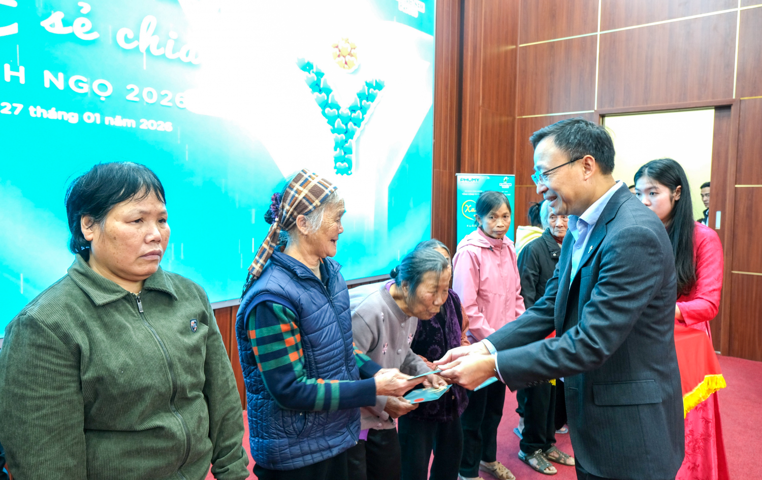 Ông Phan Công Thành - Tổng Giám đốc PVFCCo - Phú Mỹ trao quà Tết cho gia đình có hoàn cảnh khó khăn.