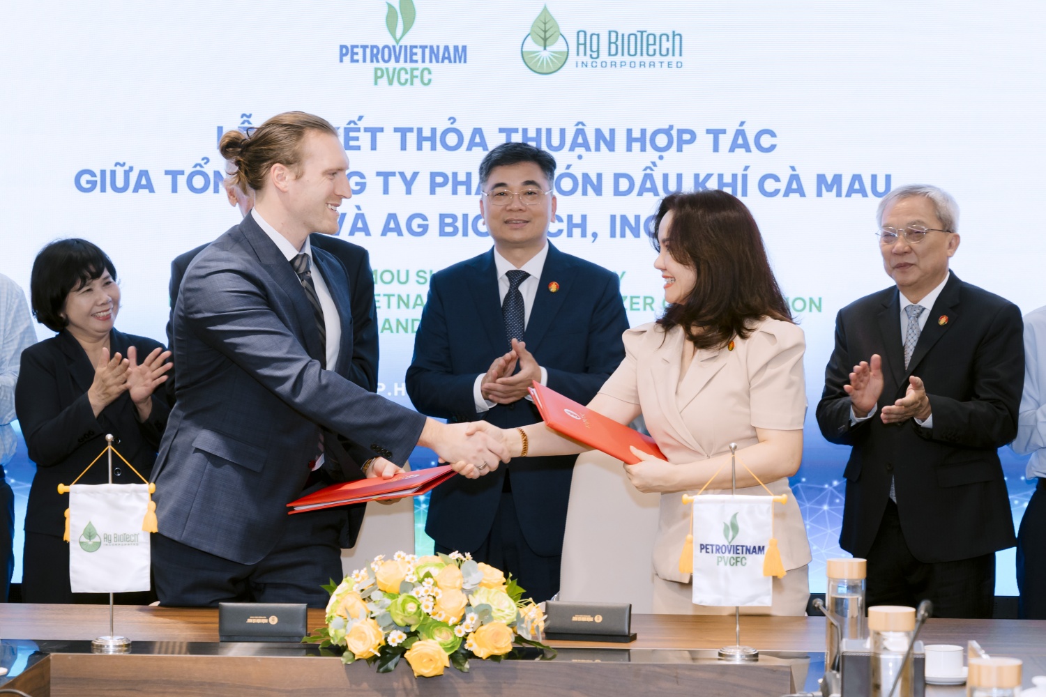 Bà Nguyễn Thị Hiền - Phó Tổng Giám đốc PVCFC và ông Tristan Hudak - Giám đốc phát triển quốc tế AG Biotech thực hiện nghi thức ký kết thỏa thuận hợp tác.