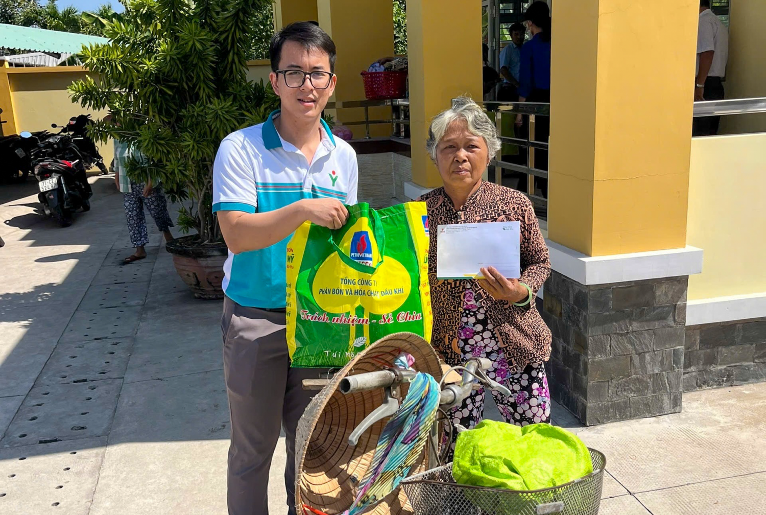Mỗi phần quà của Phú Mỹ sẽ góp phần mang đến một cái Tết ấm áp, đầm ấm và tươi vui hơn cho bà con.