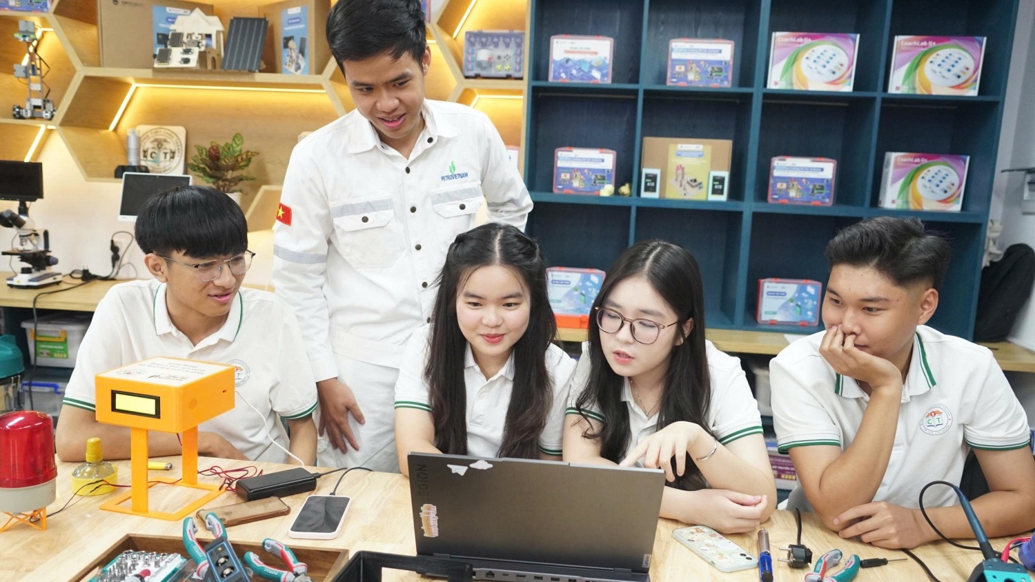 Điểm cầu Trường THPT Châu Thành (TP Hồ Chí Minh) có sự đồng hành của các kỹ sư đến từ các đơn vị thành viên của Petrovietnam như PV GAS, Vietsovpetro, PTSC