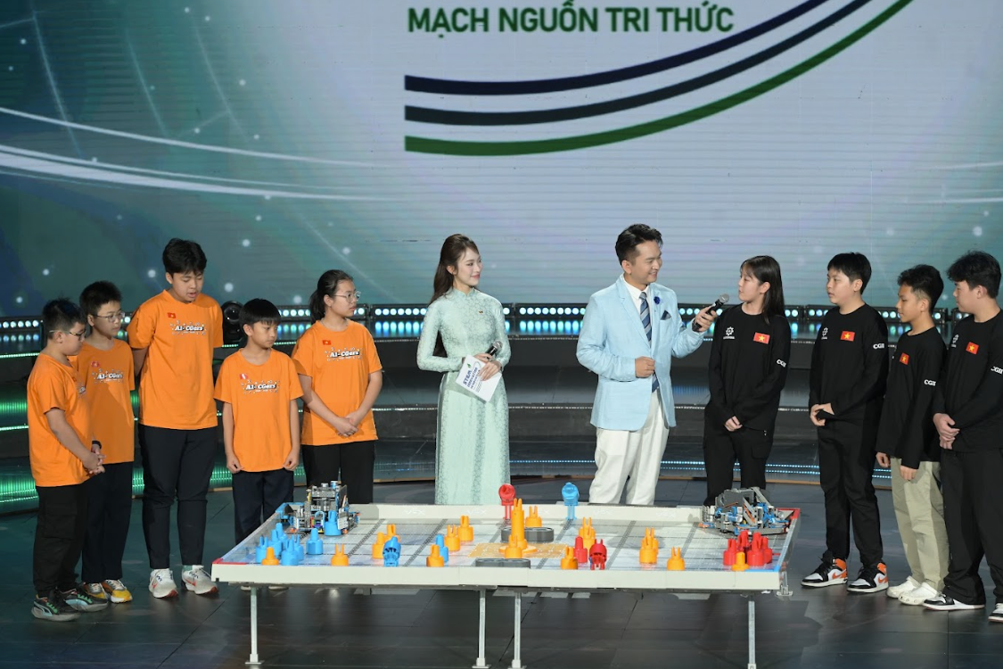 Trường quay S1 Đài Truyền hình Việt Nam cũng tràn ngập sự thích thú bởi phần trình diễn mô phỏng thi robot trên đấu trường quốc tế của các em học sinh THCS Cầu Giấy