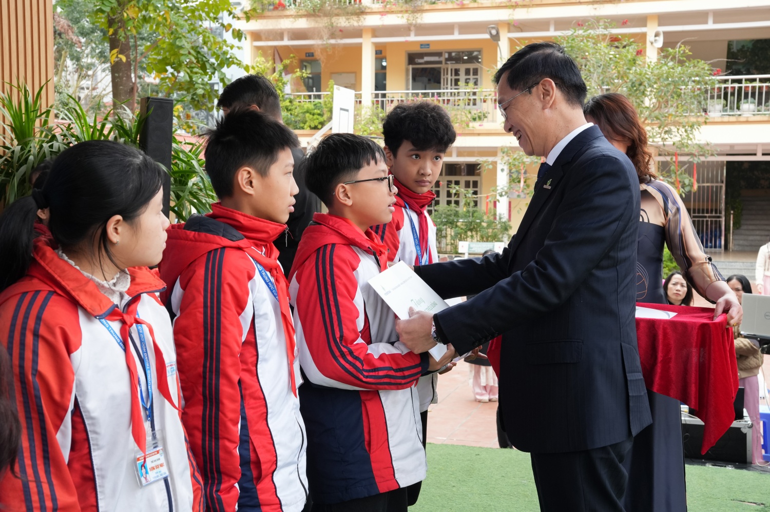 Đồng chí Trần Quang Dũng trao học bổng cho các em học sinh.