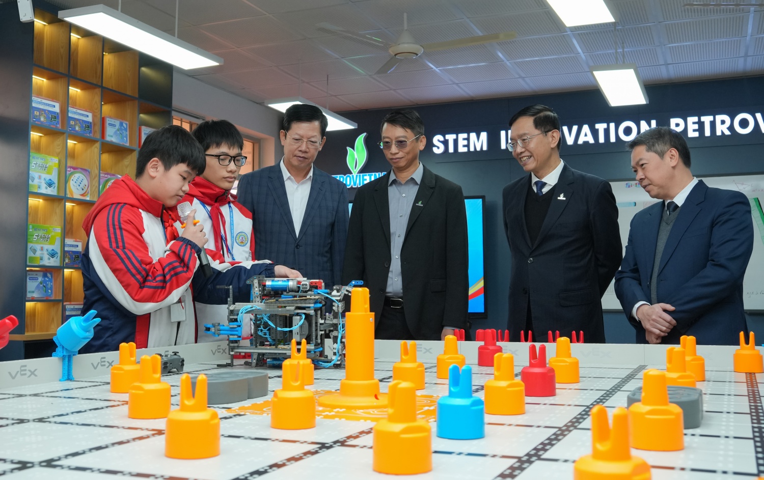 Đoàn công tác tham quan phòng thực hành giáo dục STEM tại trường THCS Vĩnh Trại.