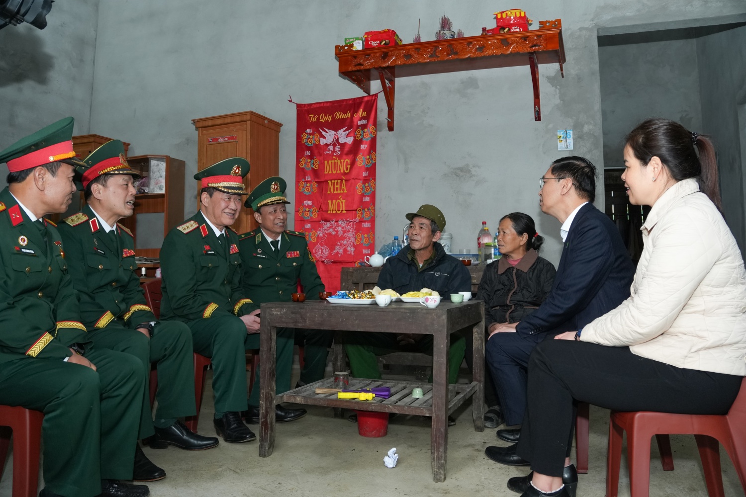 Đoàn công tác thăm hỏi gia đình đồng chí Chu Văn Phòng, gia đình được trao tặng nhà 
