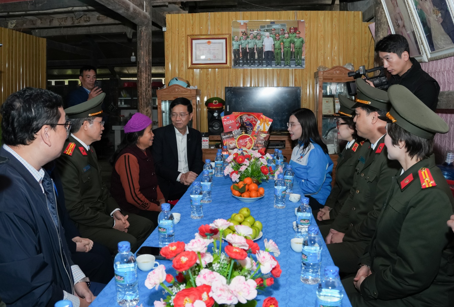 Đoàn công tác thăm hỏi, động viên gia đình ông Nông Văn Giới - đối tượng thụ hưởng công trình 