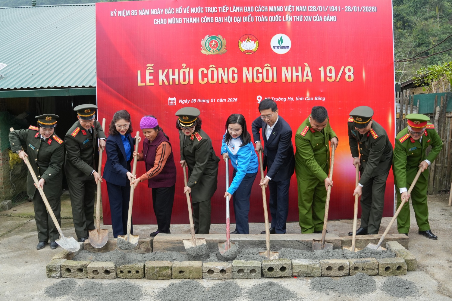 Khởi công xây dựng “Nhà 19/8 - Mái ấm tình thương” trên địa bàn xã Trường Hà (tỉnh Cao Bằng).