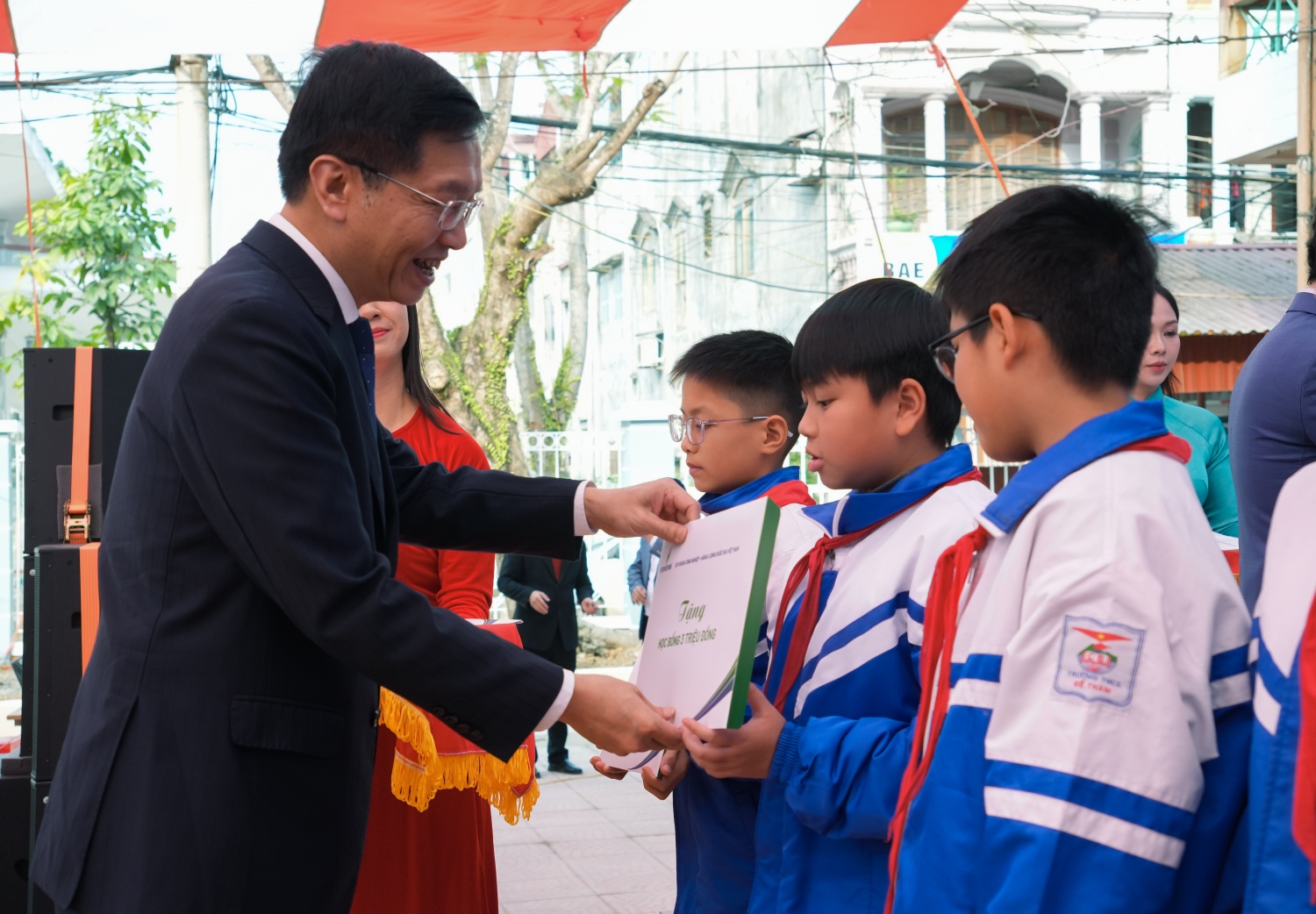 Đồng chí Trần Quang Dũng - Phó Bí thư thường trực Đảng ủy Petrovietnam trao học bổng cho các em học sinh.