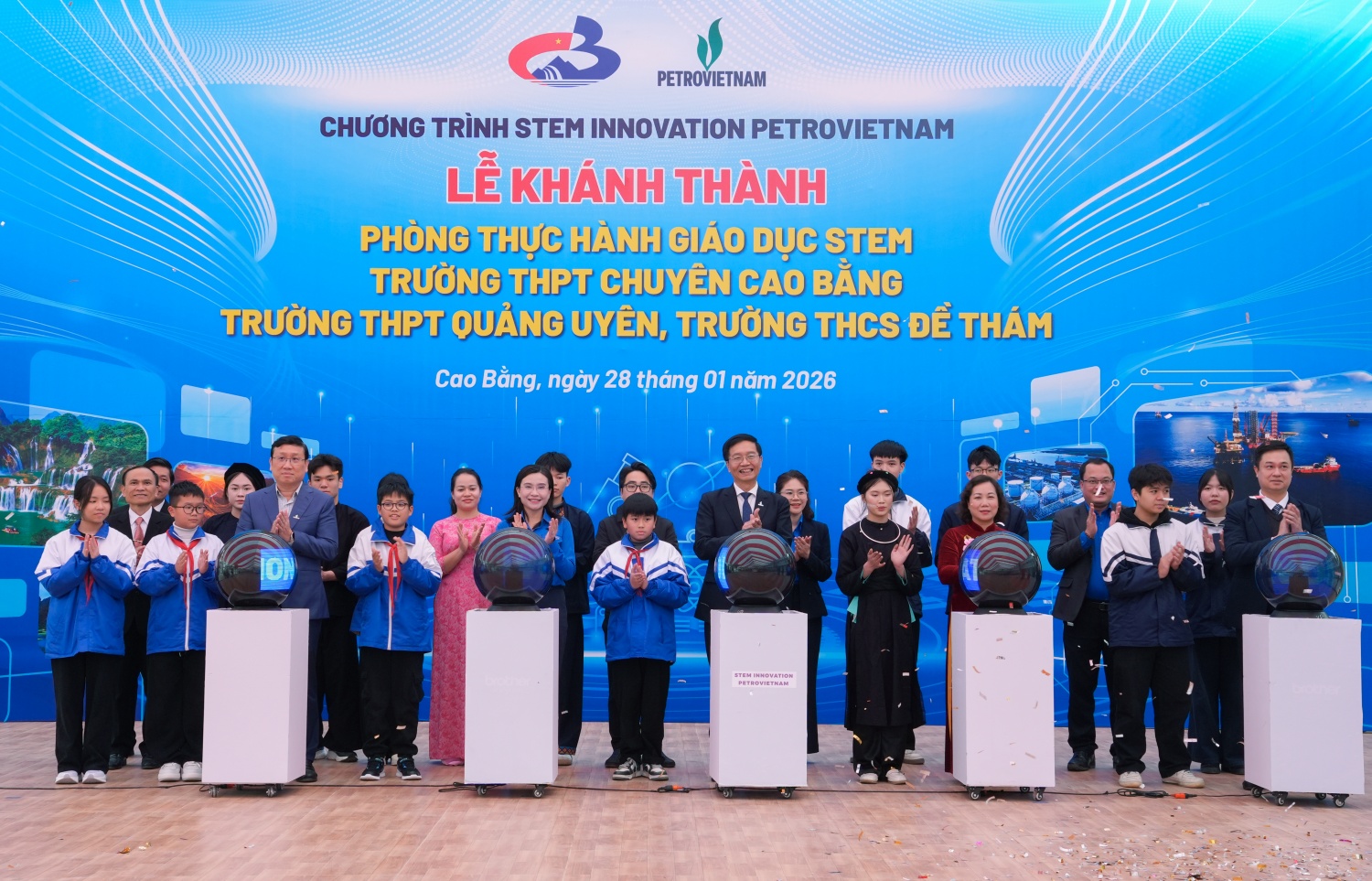 Đồng chí Trần Quang Dũng - Phó Bí thư thường trực Đảng ủy Petrovietnam cùng đồng chí Nguyễn Phạm Duy Trang - Bí thư Trung ương Đoàn TNCS Hồ Chí Minh, Chủ tịch Hội đồng Đội Trung ương; đồng chí Hà Nhật Lệ - Phó Chủ tịch UBND tỉnh Cao Bằng; đồng chí Nguyễn Công Luận - Phó Tổng giám đốc Tổng công ty Khí Việt Nam (PV GAS) và các đại biểu thực hiện nghi thức khánh thành 3 phòng thực hành giáo dục STEM.