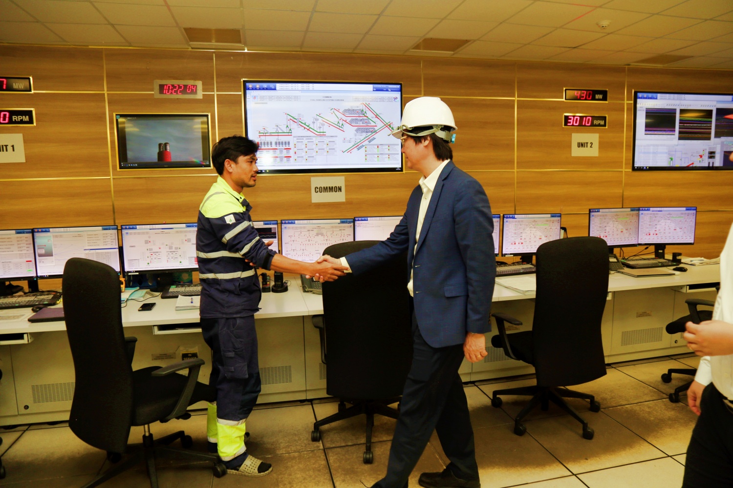 Chủ tịch Công đoàn Petrovietnam Nguyễn Mạnh Kha động viên, chúc Tết người lao động NMNĐ Sông Hậu 1.