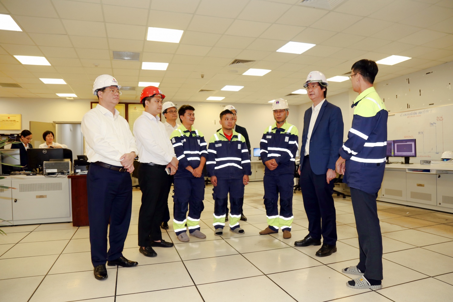 Chủ tịch Công đoàn Petrovietnam Nguyễn Mạnh Kha động viên, chúc Tết người lao động tại NMNĐ Sông Hậu 1.