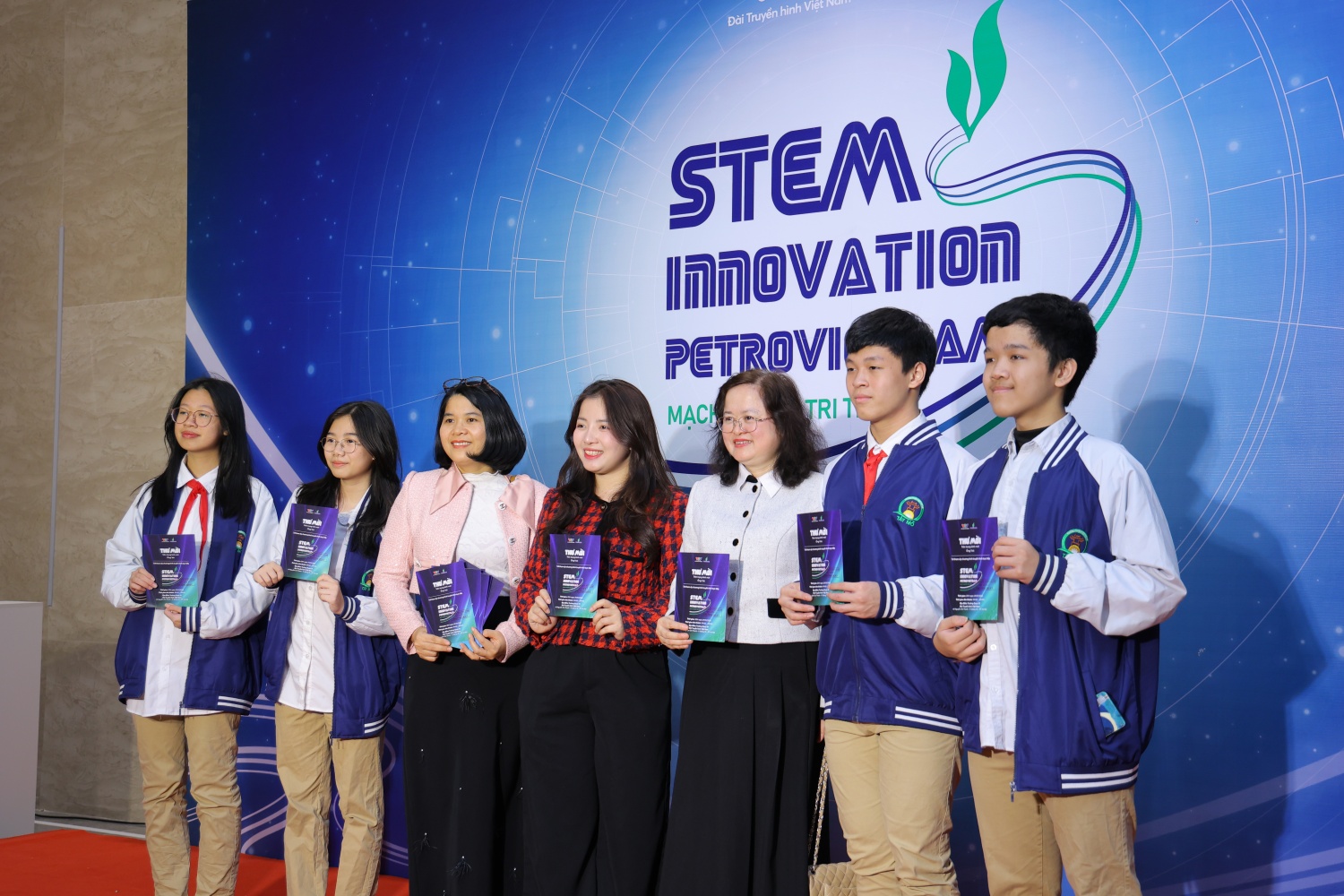 Đại diện các trường và các em học sinh tham dự chương trình