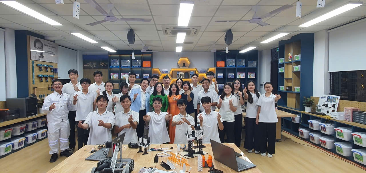 Tại điểm cầu Trường PTTH Châu Thành (TP HCM) bên cạnh sự tham gia của các thầy cô, học sinh còn có sự tham gia của các kỹ sư thuộc các đơn vị thành viên của Petrovietnam