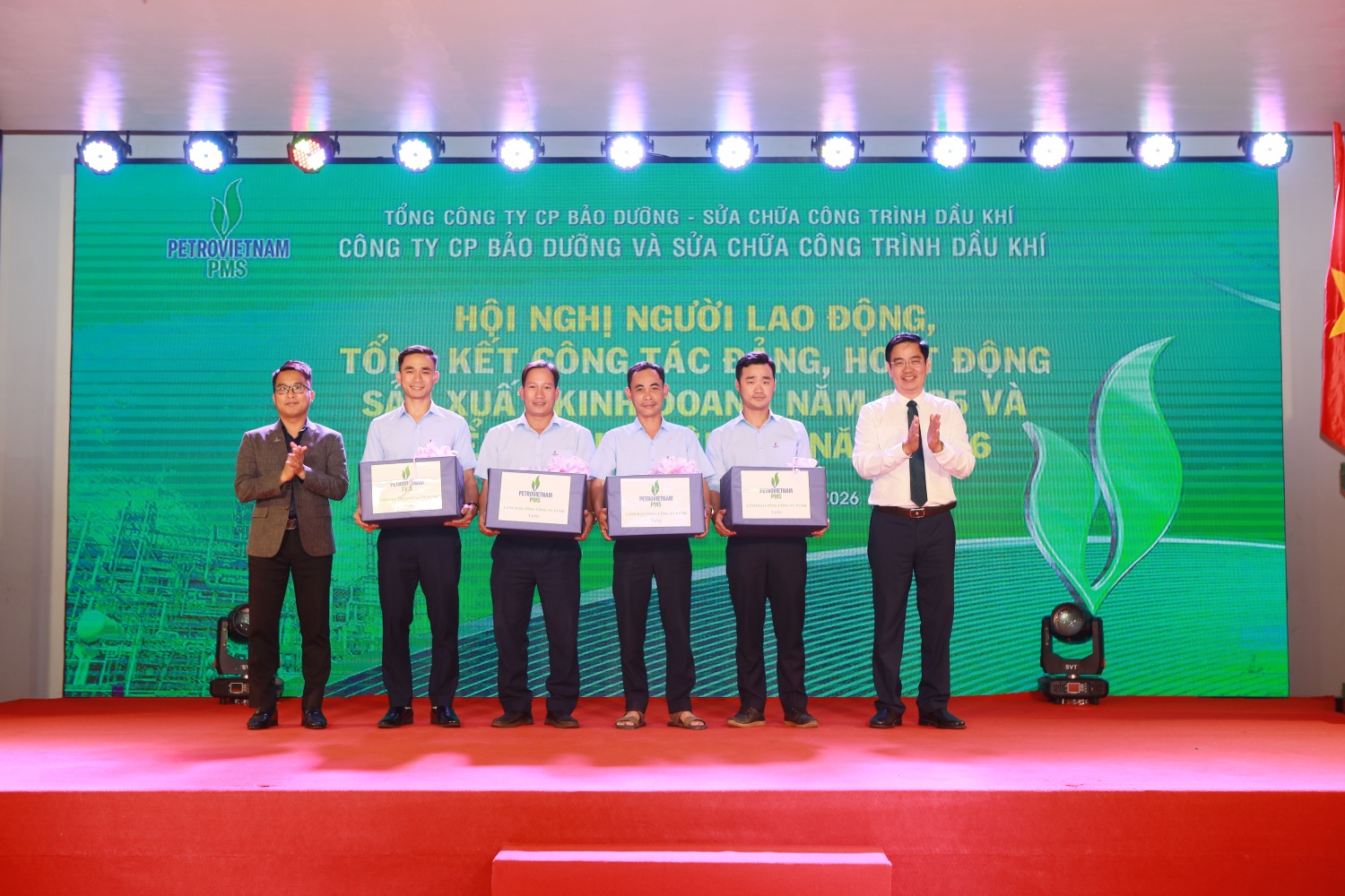 Đại diện PVMR trao tặng các phần quà cho người lao động có hoàn cảnh đặc biệt đang làm việc tại PMS.