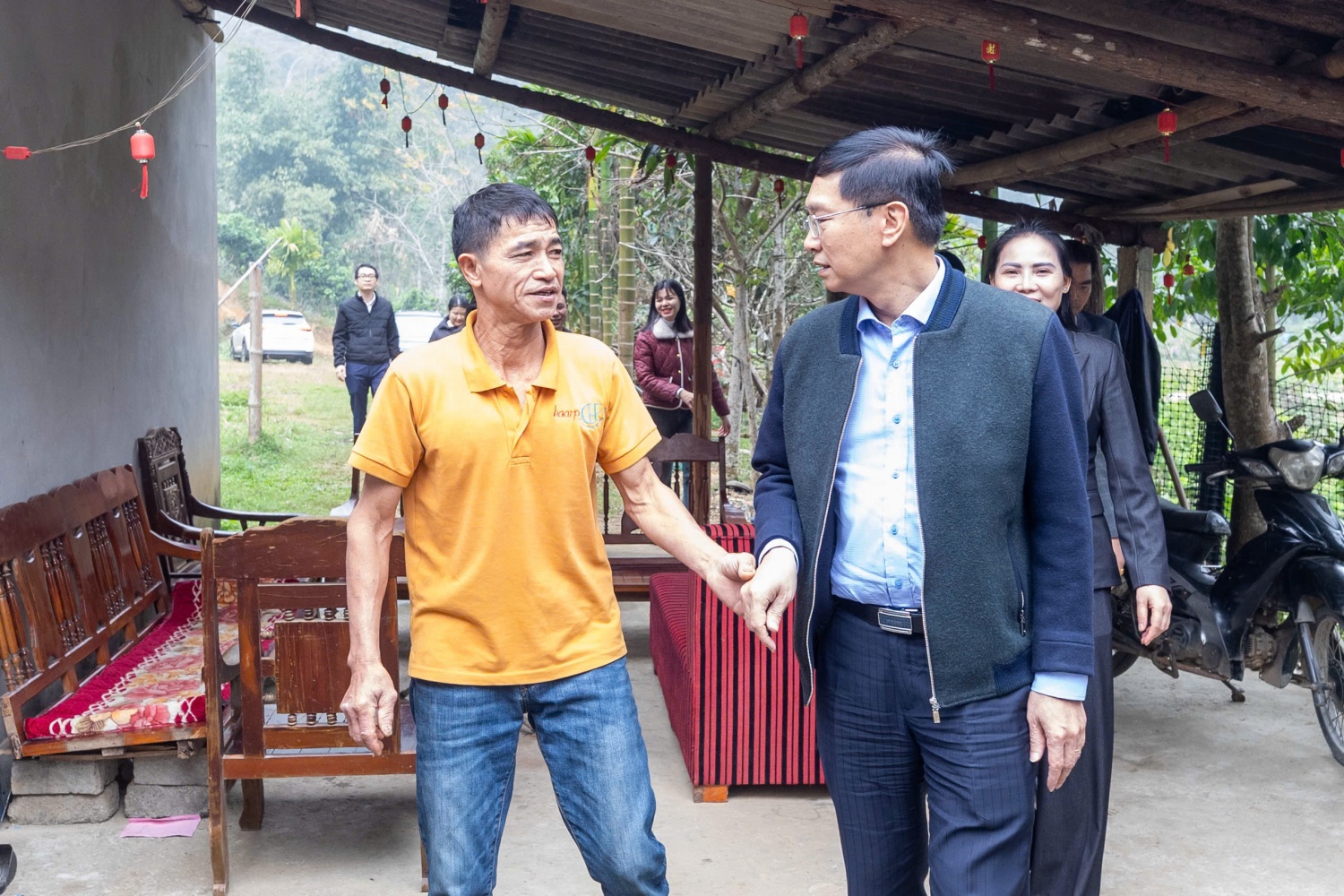 Đồng chí Trần Quang Dũng - Phó Bí thư Thường trực Đảng ủy Petrovietnam thăm hỏi, chia sẻ với người dân xã Tân Long, tỉnh Tuyên Quang