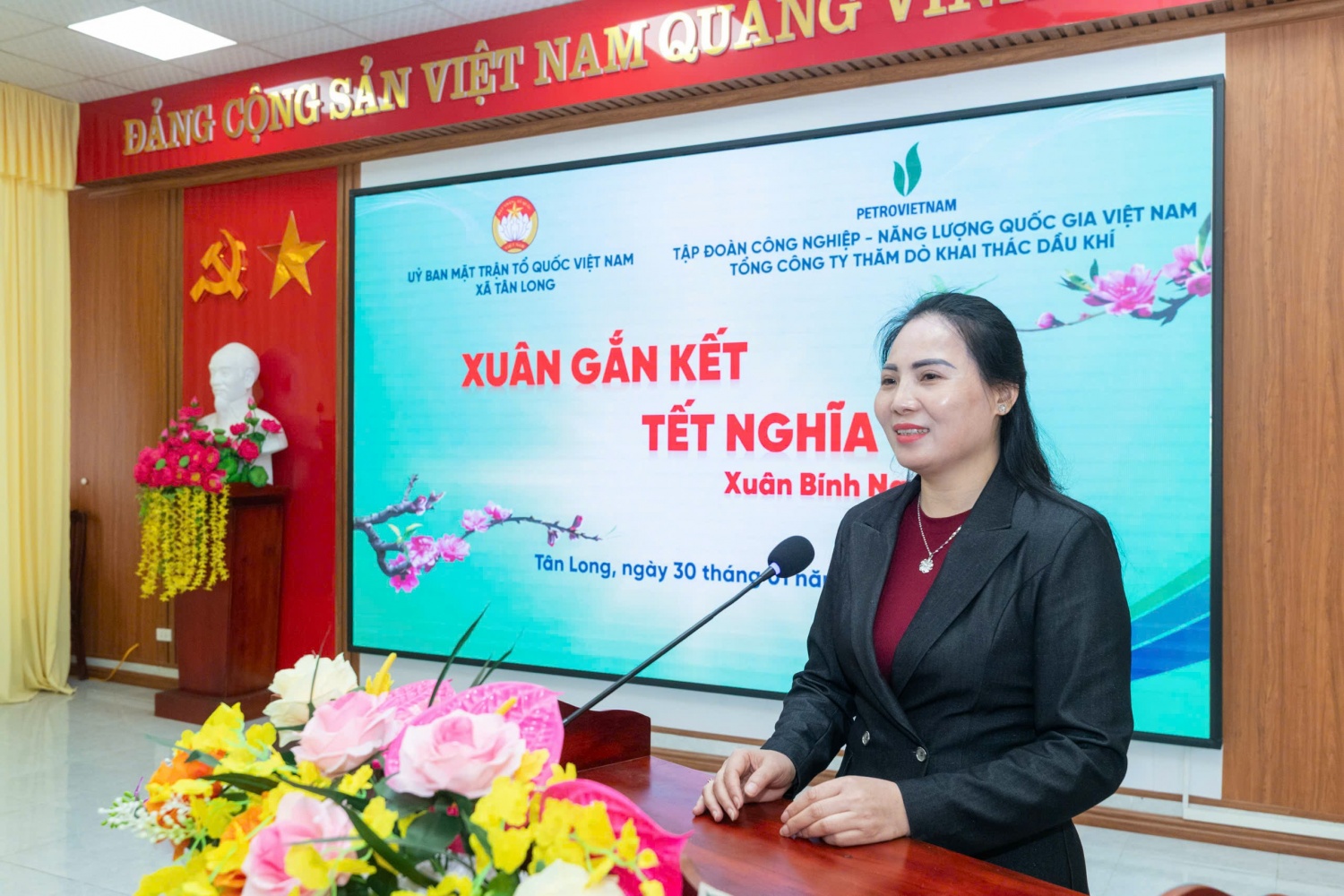 Đồng chí Âu Thị Mai, Phó Chủ tịch Ủy ban Mặt trận Tổ quốc Việt Nam tỉnh Tuyên Quang: Riêng trong năm 2025, Petrovietnam đã dành tổng kinh phí an sinh xã hội cho tỉnh Tuyên Quang lên tới 37 tỷ đồng, tập trung hỗ trợ người nghèo, khắc phục hậu quả thiên tai, xây dựng nhà ở, trường học và các công trình phúc lợi xã hội.