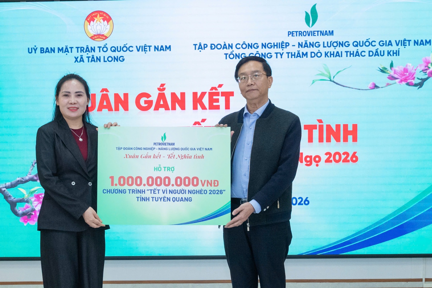 Petrovietnam trao ủng hộ 1 tỷ đồng chăm lo Tết cho bà con nhân dân có hoàn cảnh khó khăn tại tỉnh Tuyên Quang.