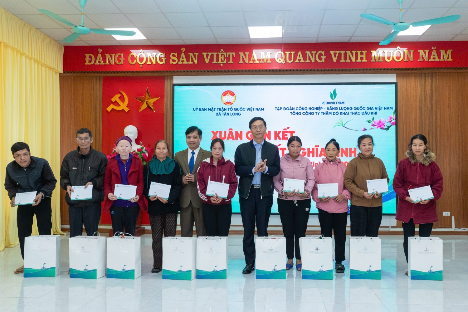 Petrovietnam trao tặng quà Tết cho 22 hộ gia đình có hoàn cảnh khó khăn tại xã Tân Long, tỉnh Tuyên Quang.