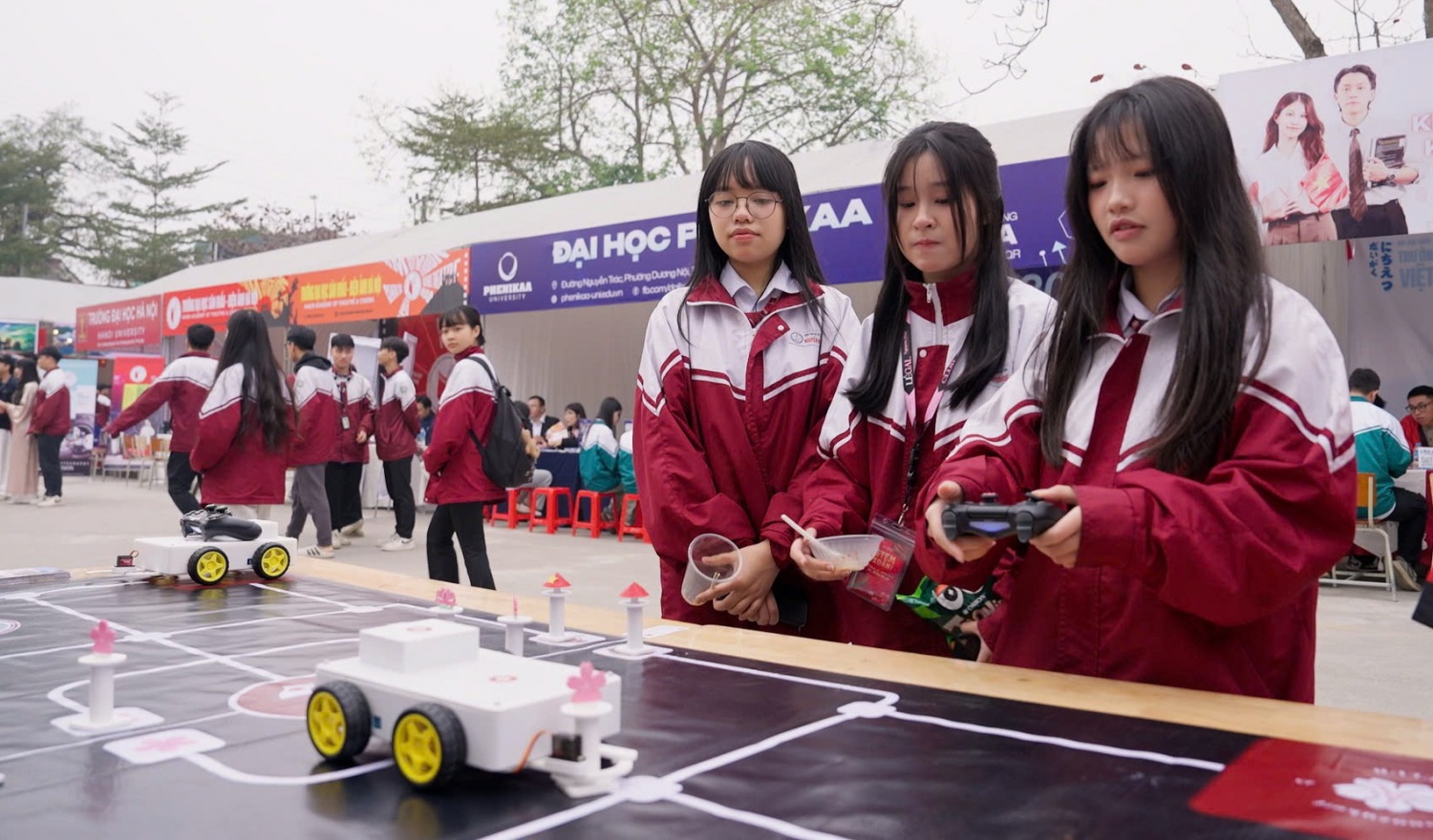 Các học sinh trải nghiệm thực hành điều khiển robot tại ngày hội STEM