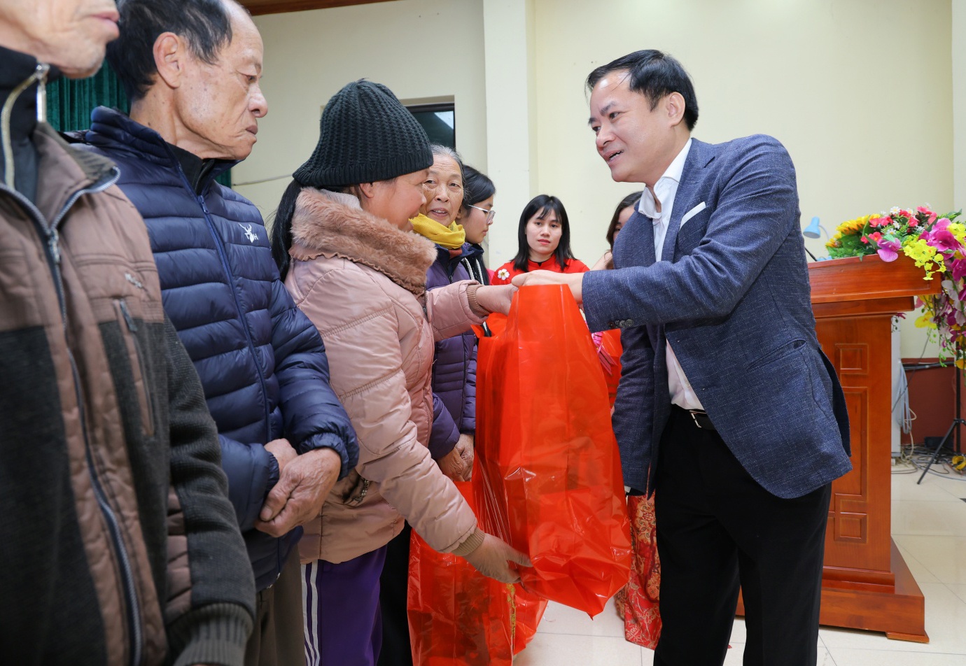 Ông Lê Ngọc Sơn, Bí thư Đảng ủy, Chủ tịch HĐTV Petrovietnam thăm hỏi, chúc Tết bà con nhân dân xã Hiệp Cường, tỉnh Hưng Yên.