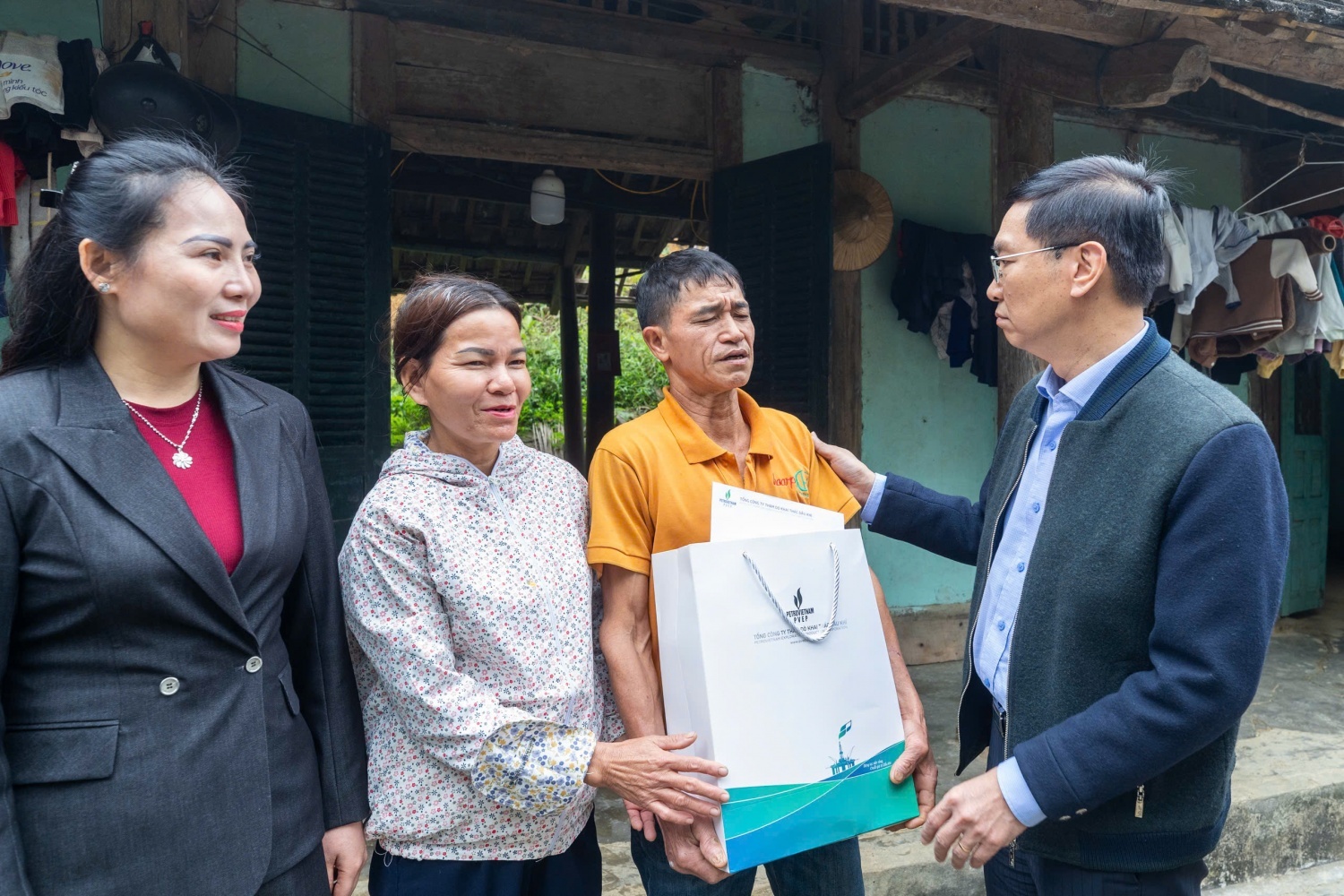 Ông Trần Quang Dũng, Phó Bí thư thường trực Đảng ủy Petrovietnam thăm hỏi, chia sẻ với người dân xã Tân Long, tỉnh Tuyên Quang