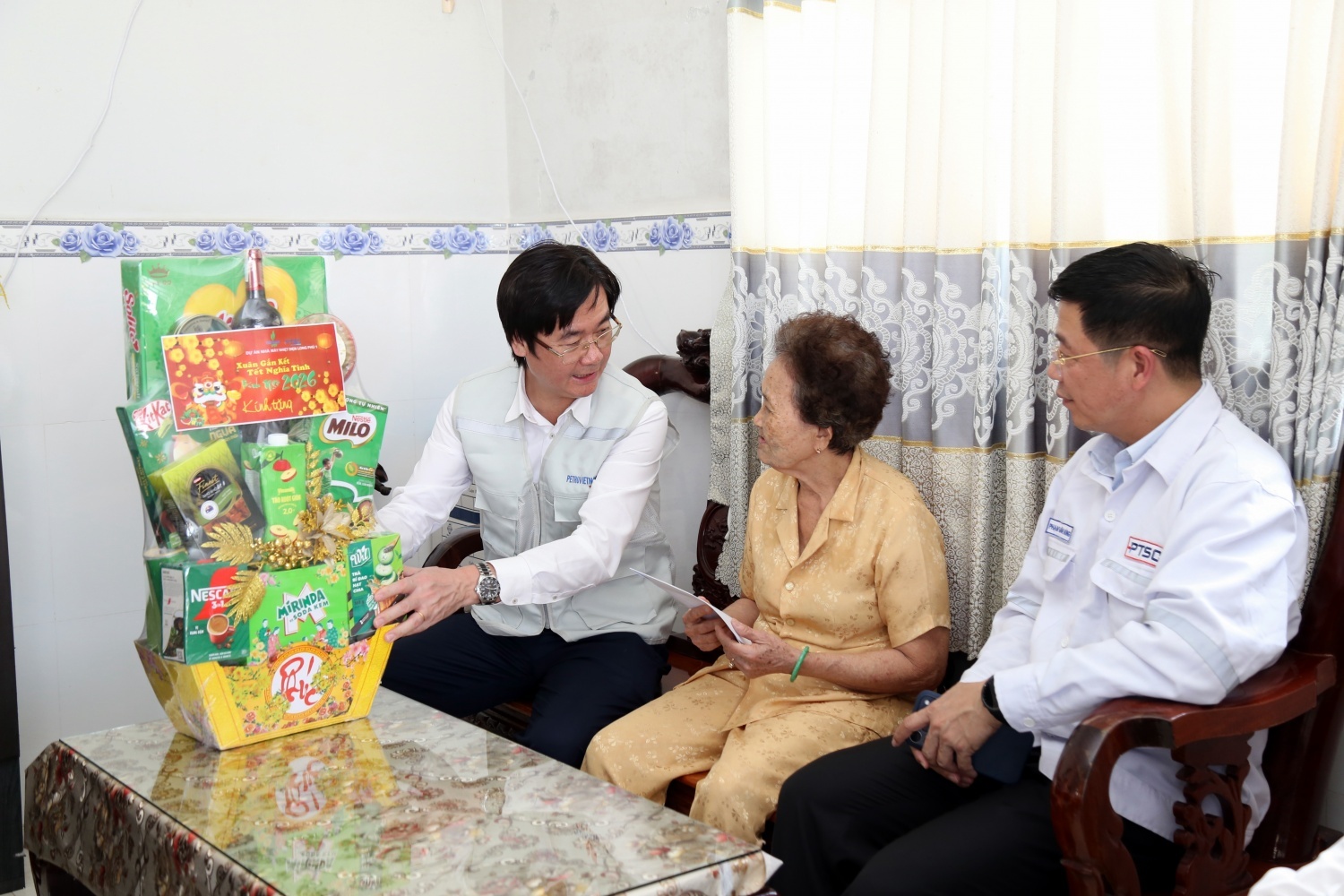 Chủ tịch Công đoàn Petrovietnam Nguyễn Mạnh Kha thăm hỏi, tặng quà thương binh Nguyễn Thị Nhiên.