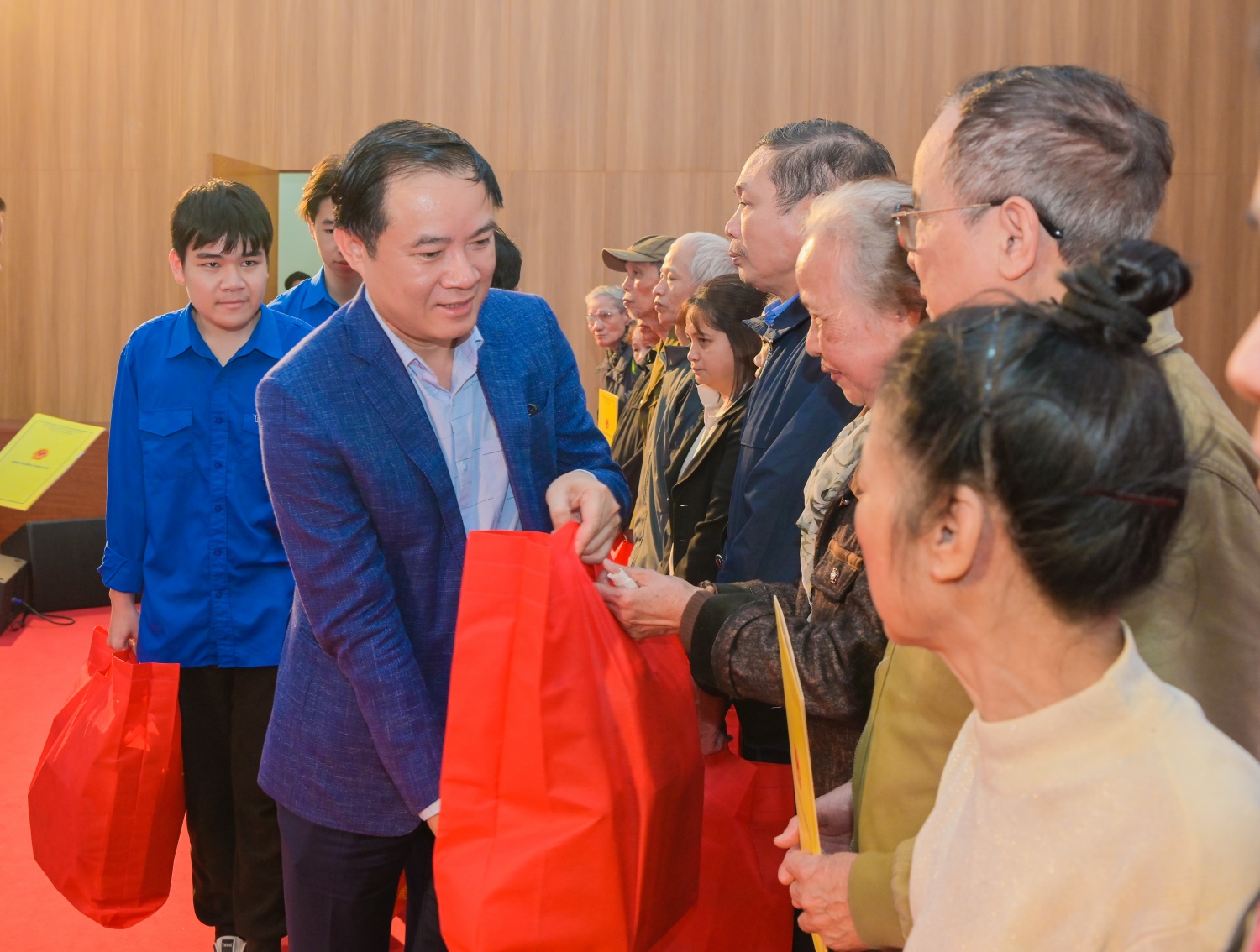 Ông Lê Ngọc Sơn, Bí thư Đảng ủy, Chủ tịch HĐTV Petrovietnam thăm hỏi, tặng quà Tết bà con nhân dân phường Hoàng Mai, Hà Nội.