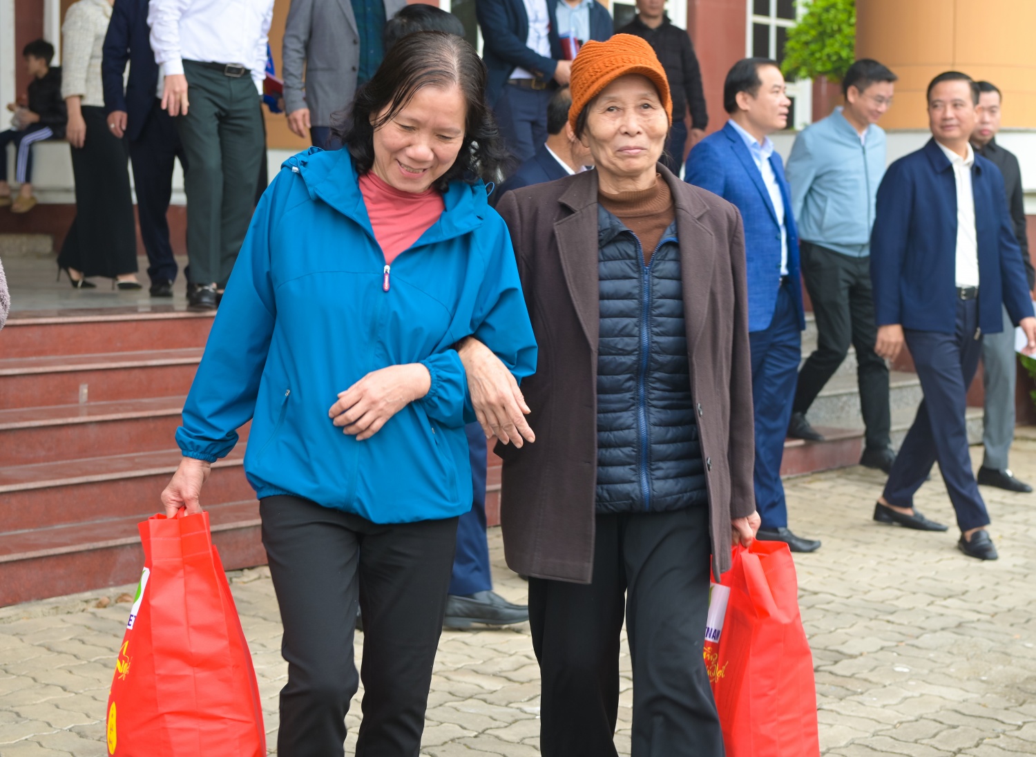 Bà Đào Thị Nhậm (bên phải), tổ 31, phường Hoàng Mai, Hà Nội bày tỏ sự xúc động và gửi lời cảm ơn chân thành tới Petrovietnam.