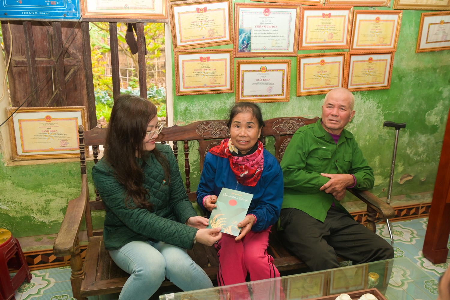 Bà Nguyễn Thị Lại, thôn An Bộ, Hải Phòng gửi lời cảm ơn Petrovietnam và đơn vị thành viên PVFCCo đã đến thăm hỏi động viên gia đình