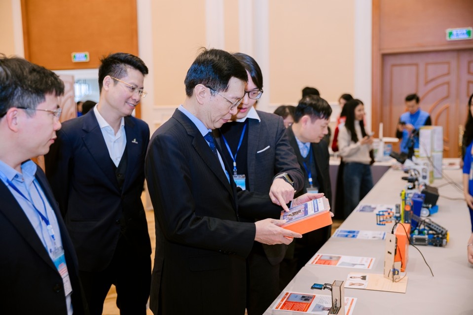 Ông Trần Quang Dũng, Phó Bí thư Thường trực Đảng ủy Petrovietnam tìm hiểu các trang thiết bị STEM tại buổi tập huấn “Giáo dục STEM trong chương trình STEM Innovation Petrovietnam” khu vực Trung du và miền núi phía Bắc