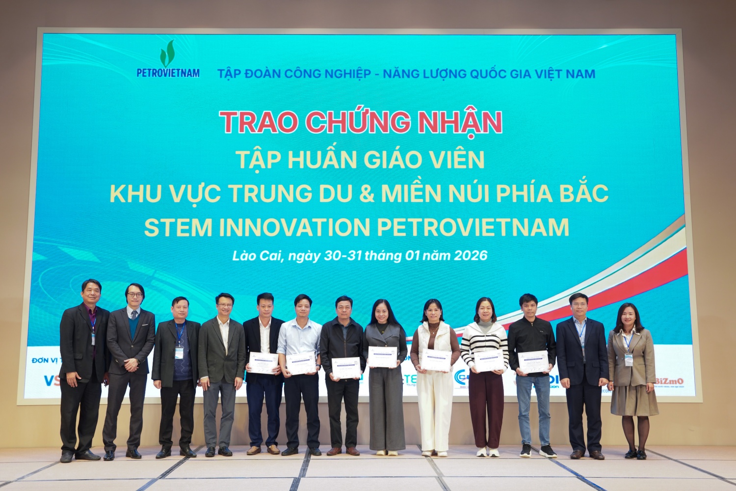 Trao chứng nhận hoàn thành tập huấn cho các nhà trường và giáo viên tham dự