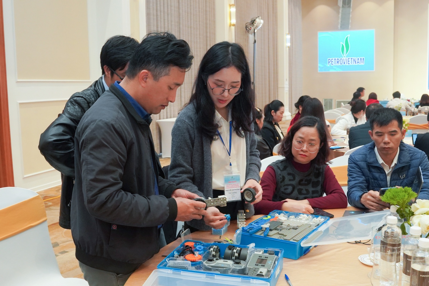 Các giáo viên thực hành nghiên cứu các sản phẩm STEM tại buổi tập huấn