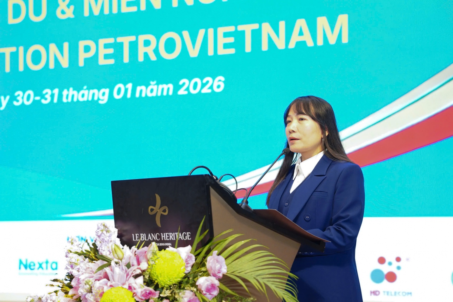 Cô Nguyễn Thị Thu, Hiệu trưởng trường Trung học phổ thông Nguyễn Huệ, tỉnh Lào Cai, đại diện các trường tham gia Hội nghị tập huấn STEM Innovation Petrovietnam, khu vực Trung du và miền núi phía Bắc phát biểu cảm ơn tại Hội nghị.