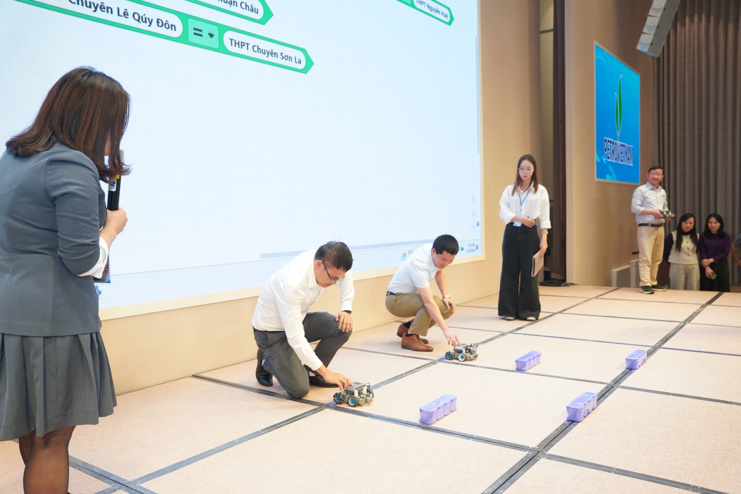 Các thầy cô thực hành các dự án khoa học, IoT và Robot