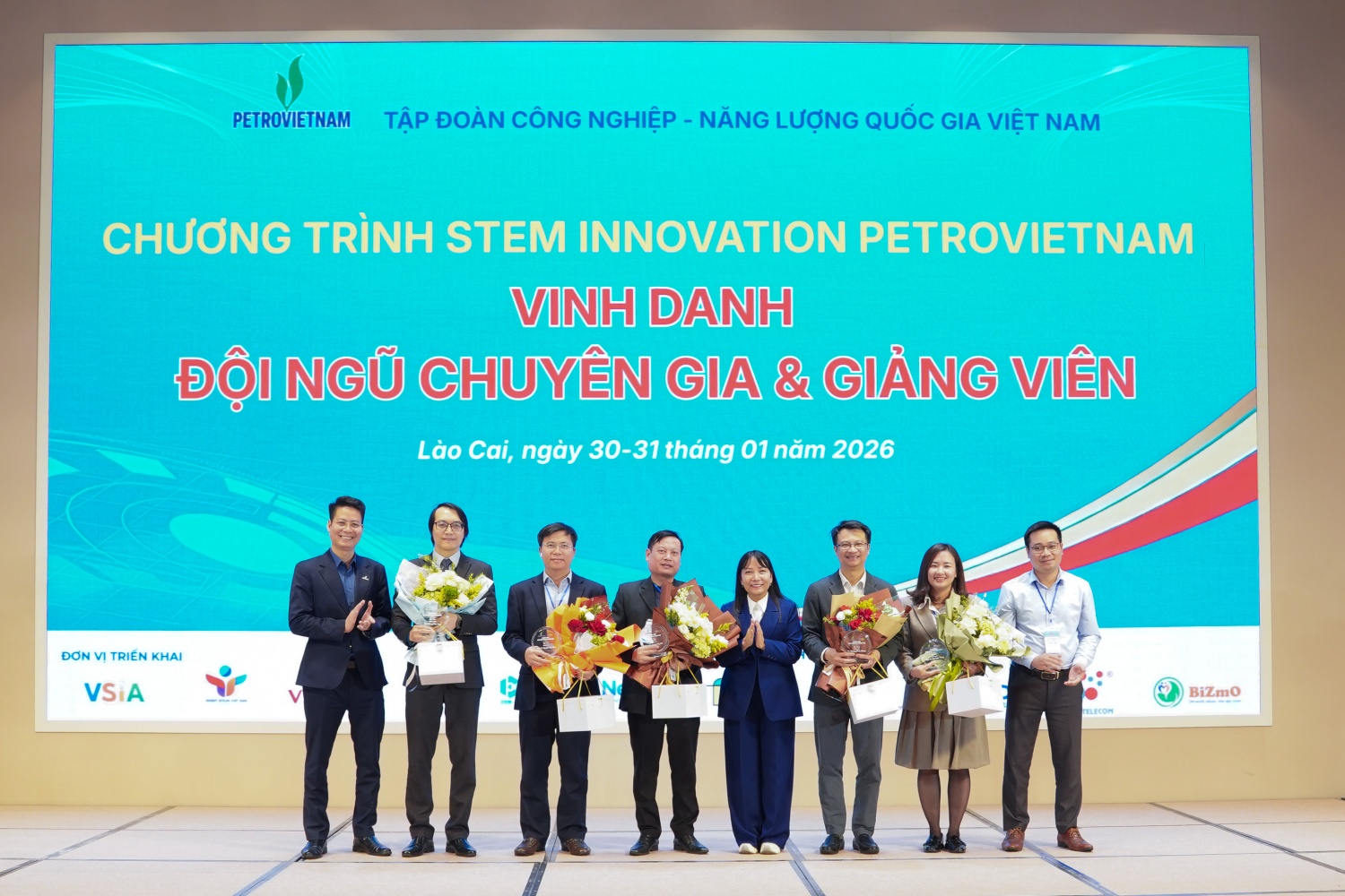 Ban Tổ chức vinh danh và tri ân đội ngũ chuyên gia, giảng viên trực tiếp tham gia xây dựng nội dung, giảng dạy và đồng hành cùng giáo viên