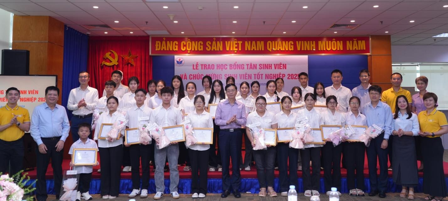 Lễ trao học bổng Tân sinh viên và Chúc mừng sinh viên tốt nghiệp năm 2025 tại Hà Nội.