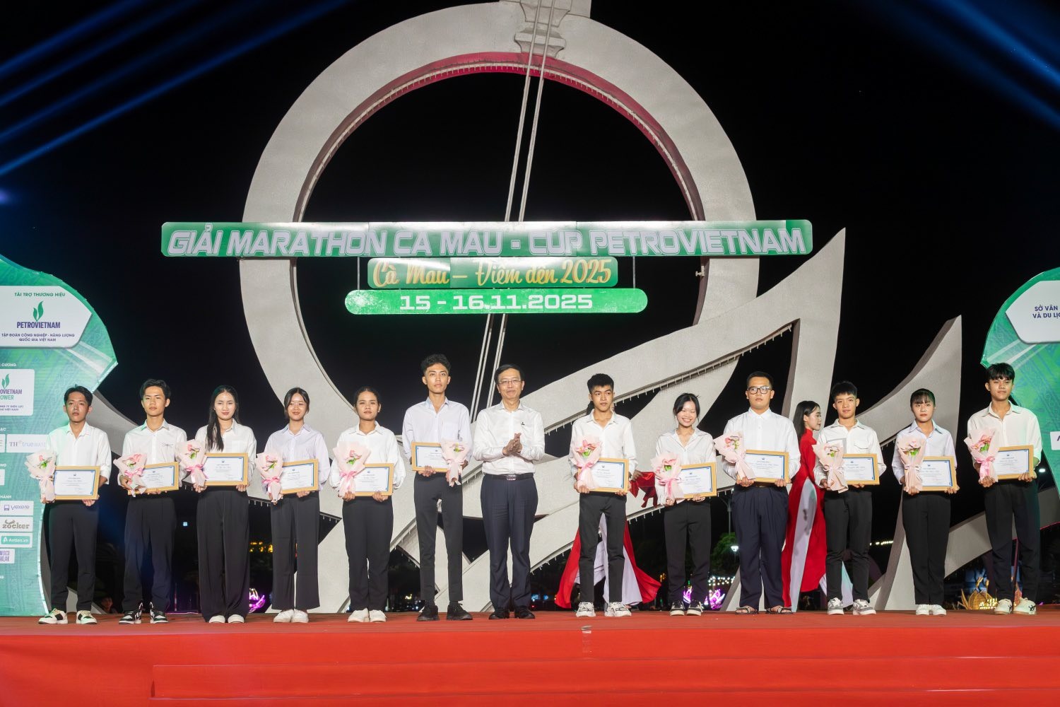 Sinh viên Quỹ khu vực Đồng bằng Sông Cửu Long nhận học bổng tại giải Marathon Cà Mau (Cúp Petrovietnam)