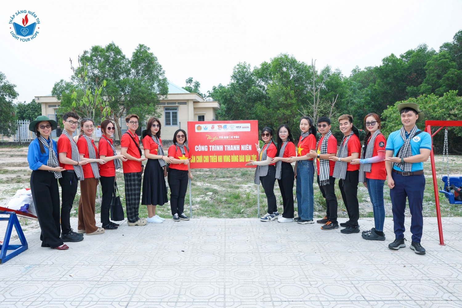 Cựu sinh viên Quỹ tổ chức và tham gia chương trình “Tháng ba biên giới” và khánh thành nhiều công trình đóng góp cho cộng đồng.