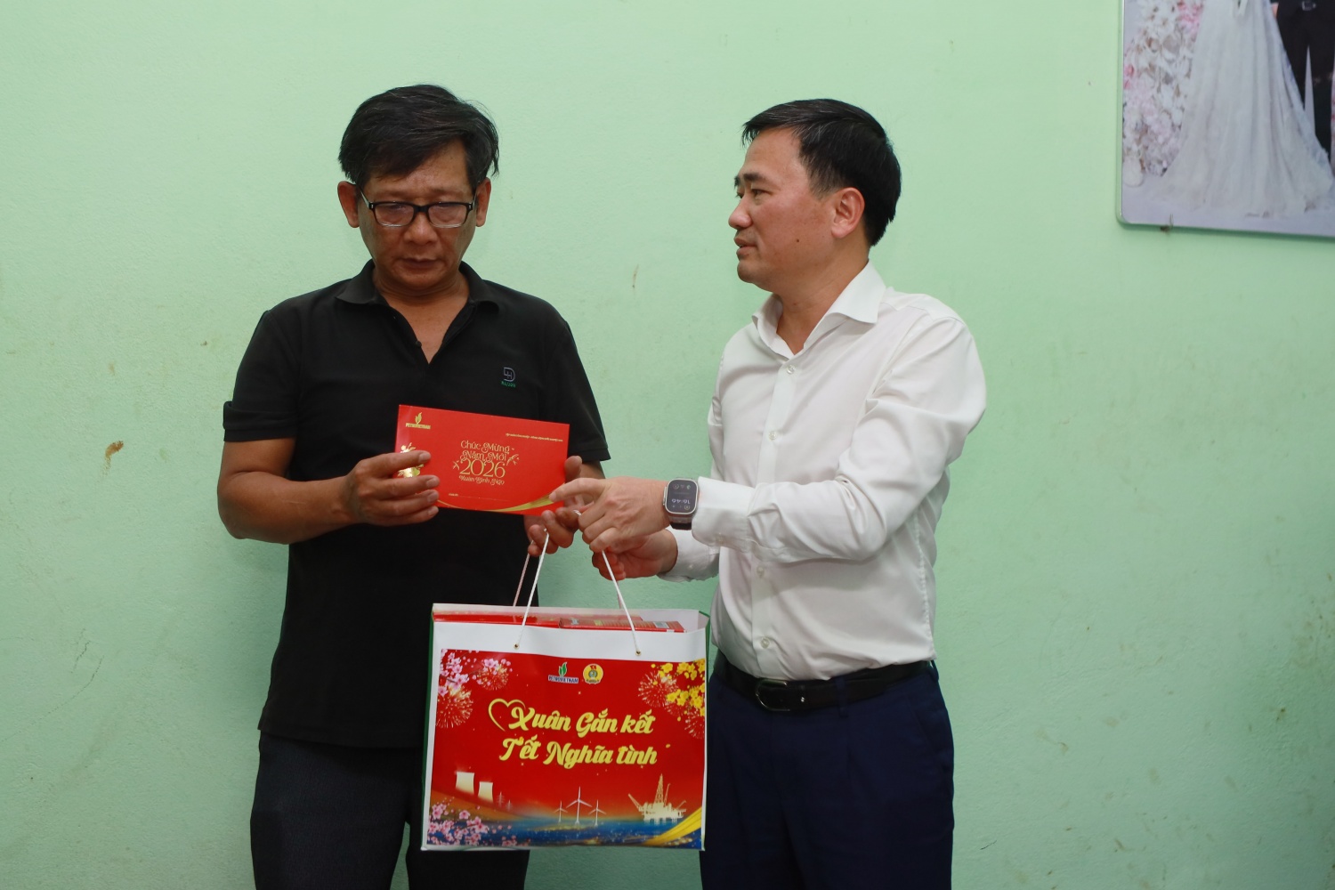 Ông Vũ Anh Tuấn – Phó Chủ tịch Công đoàn Petrovietnam trao tặng phần quà Tết của Tập đoàn, Công đoàn Petrovietnam cho gia đình ông Bùi Văn Cường.