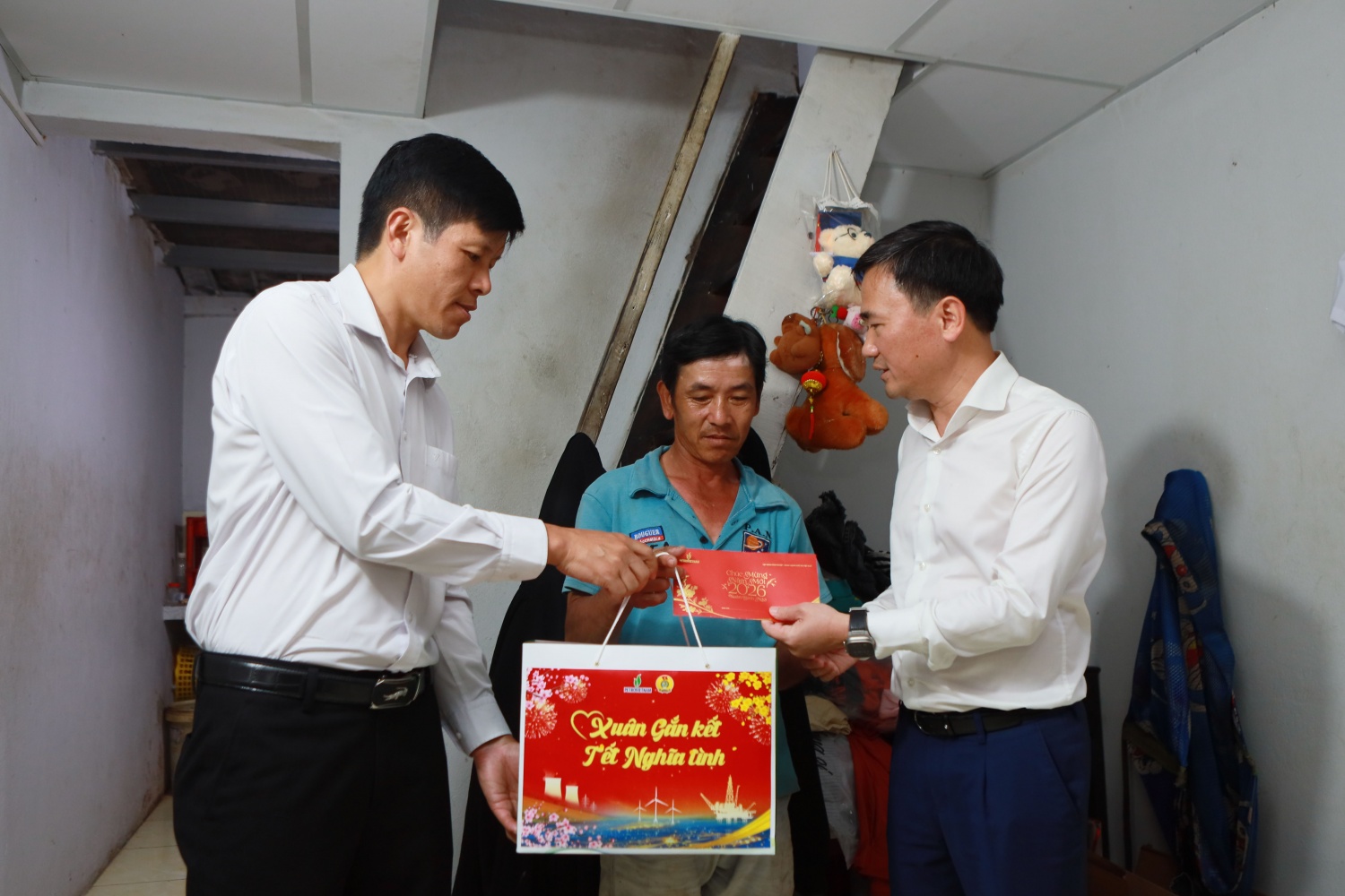 Petrovietnam trao tặng phần quà Tết cho gia đình ông Uyển. Đồng thời, chương trình sẽ tiếp tục được triển khai từ ngày 1 – 3/2 tại các tỉnh Gia Lai, Đắk Lắk, Khánh Hoà.