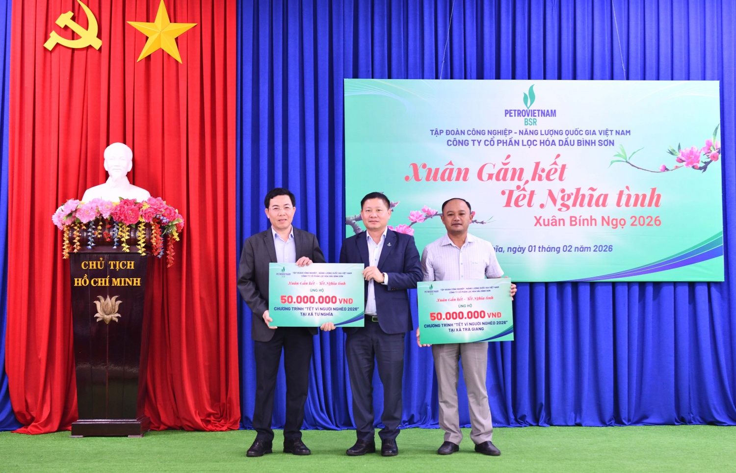 Chủ tịch HĐQT BSR Bùi Ngọc Dương trao biển biểu trưng tài trợ cho lãnh đạo xã Tư Nghĩa và xã Trà Giang.