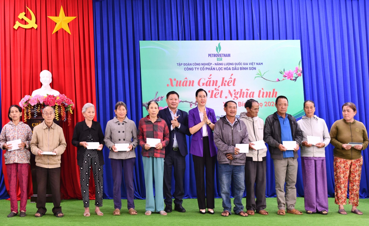 Đồng chí Bùi Thị Quỳnh Vân - Ủy viên Trung ương Đảng, Phó Trưởng Ban Tổ chức Trung ương và đồng chí Bùi Ngọc Dương - Bí thư Đảng ủy, Chủ tịch HĐQT BSR trao quà Tết cho các hoàn cảnh khó khăn tại xã Tư Nghĩa và xã Trà Giang.