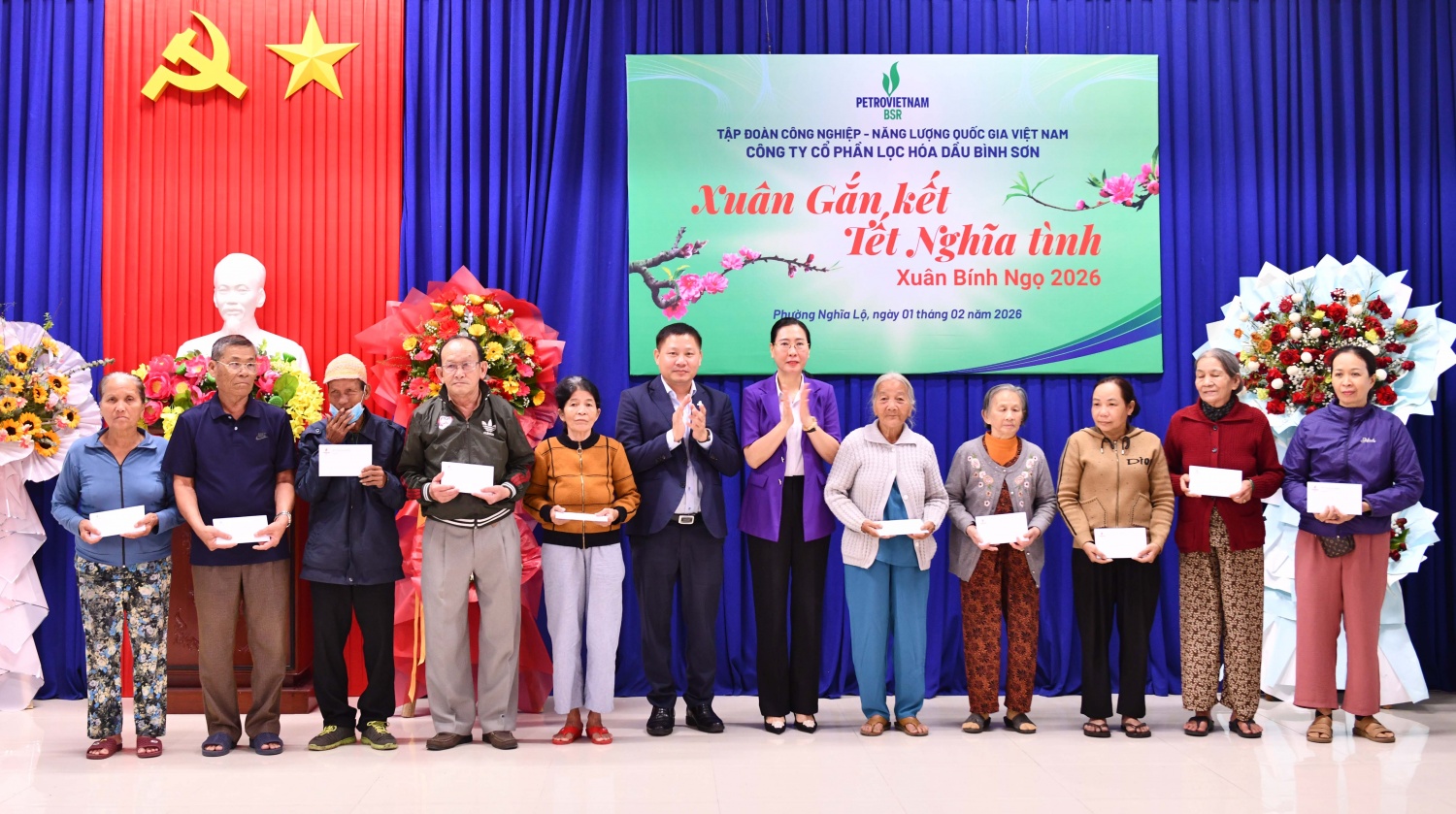 Đồng chí Bùi Thị Quỳnh Vân và đồng chí Bùi Ngọc Dương trao quà Tết cho các hoàn cảnh khó khăn tại phường Nghĩa Lộ.