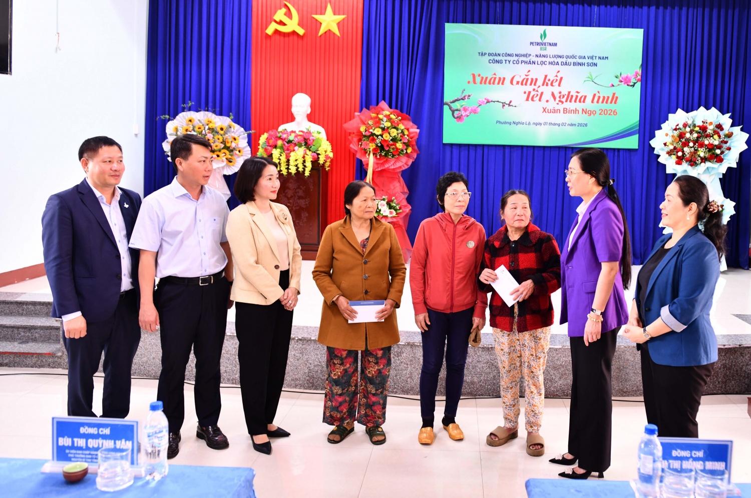 Đồng chí Bùi Thị Quỳnh Vân và đồng chí Bùi Ngọc Dương thăm hỏi, chúc Tết các gia đình có hoàn cảnh khó khăn.