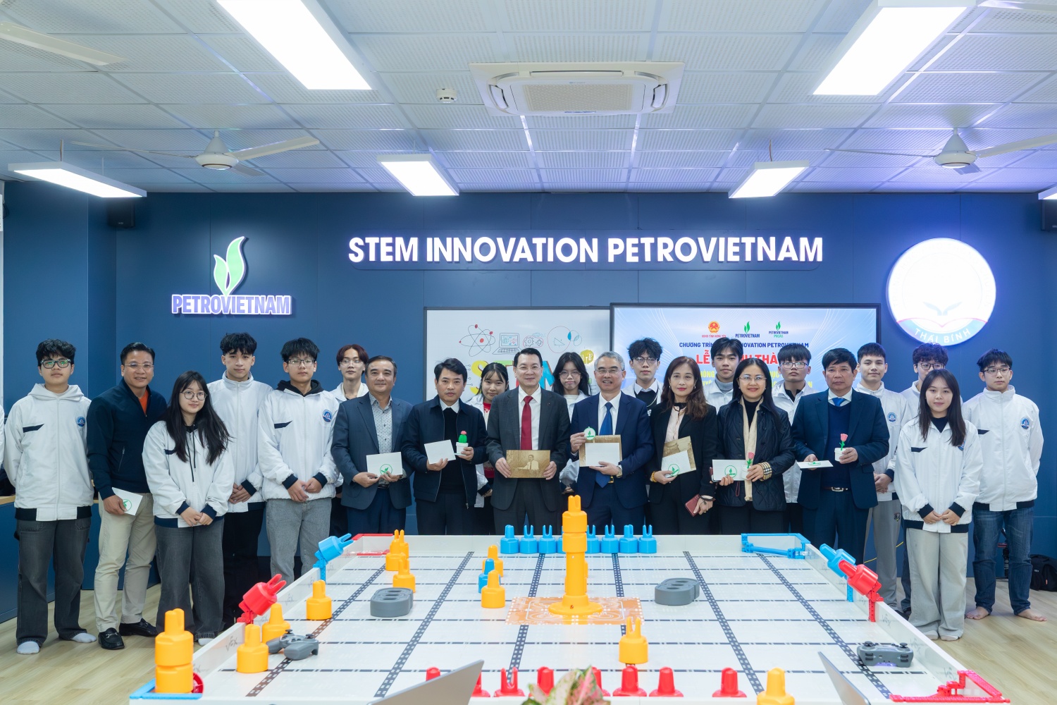 Các học sinh Trường THPT Chuyên Thái Bình tặng quà lưu niệm tới các vị đại biểu trong ngày lễ khánh thành phòng STEM
